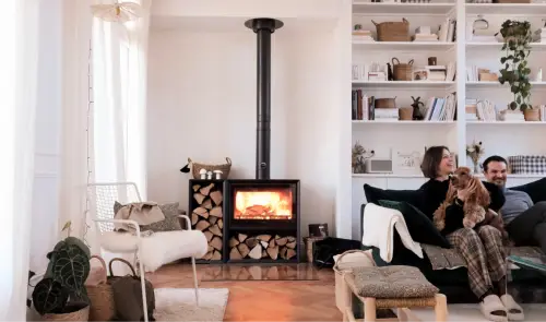 famille devant un poêle à bois en feu